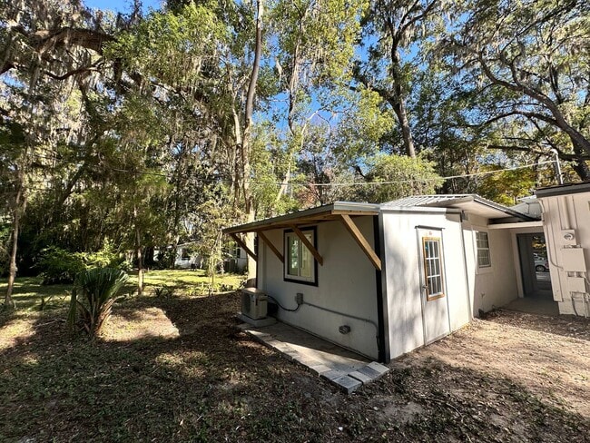 Building Photo - Cozy 1-Bedroom Cottage | All Utilities Included | Pet-Friendly