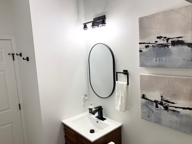 Building Photo - 1600 S Charles St