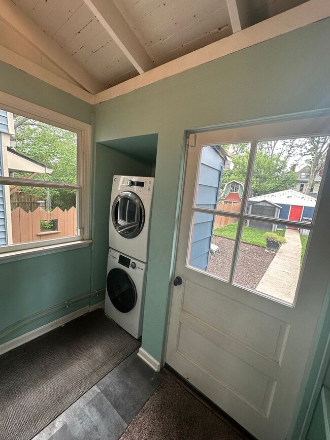 Building Photo - Charming 3BR/2.5BA Home For Rent in Highla...