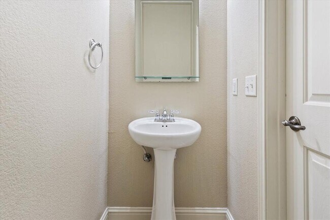 Building Photo - 1210 E M. Franklin Ave