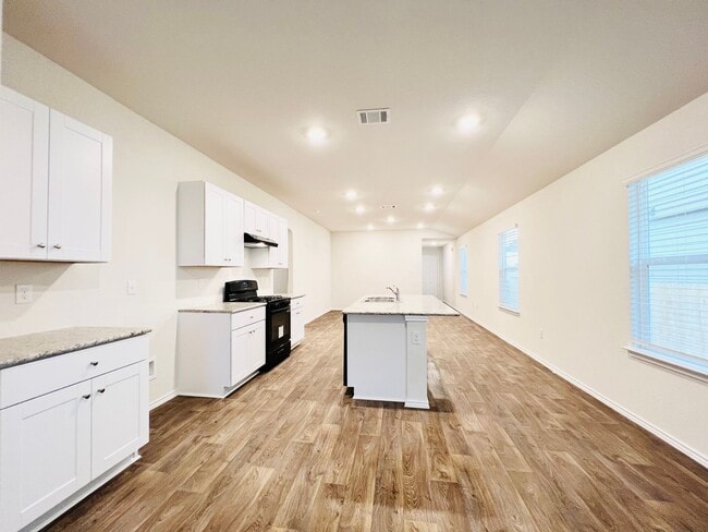 Building Photo - Modern 1-Story Home with Open Floor Plan & Spacious Backyard