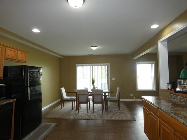 Building Photo - 653 N Edgemere Dr