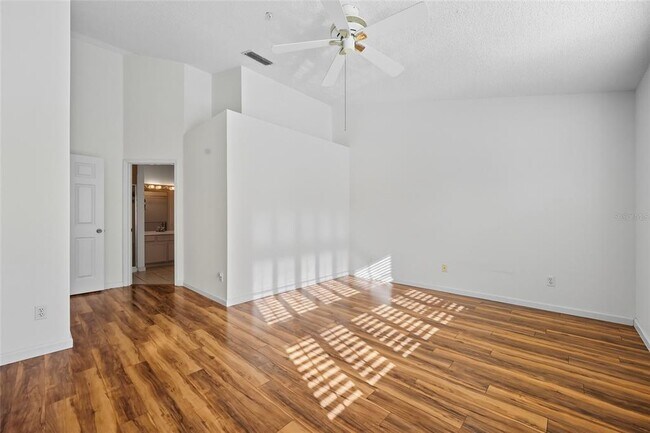 Building Photo - 6029 Lake Pointe Dr