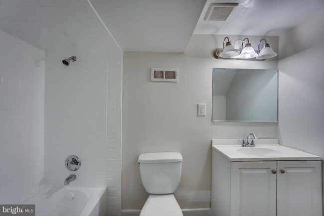 Building Photo - 2212 Arlington Terrace