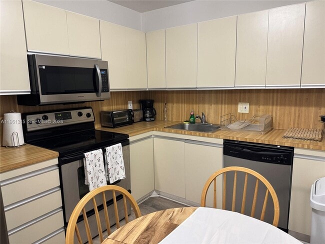 Building Photo - 2500 Parkview Dr