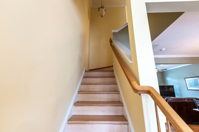 Building Photo - 703 Rainier Rd