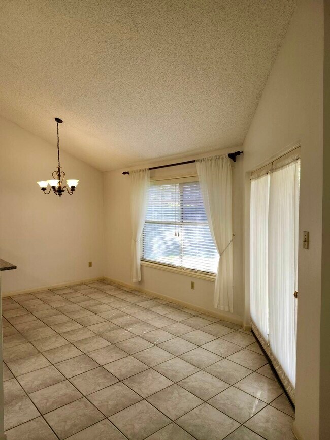 Building Photo - 2118 Hickory Lawn Dr