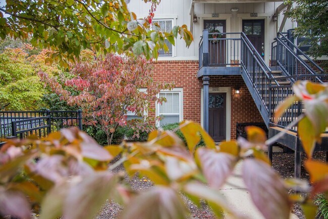 Building Photo - 2 Bedroom/ 2 bath - entry level END UNIT with side balcony- Fully Furnished and only a $500 depos...