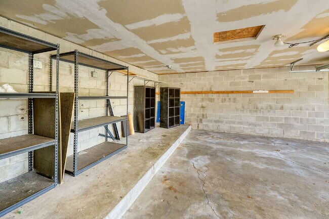 Building Photo - 5 Bedroom Chanhassen Home with fully fenced backyard, basketball court, garden beds.  Fabulous Ho...