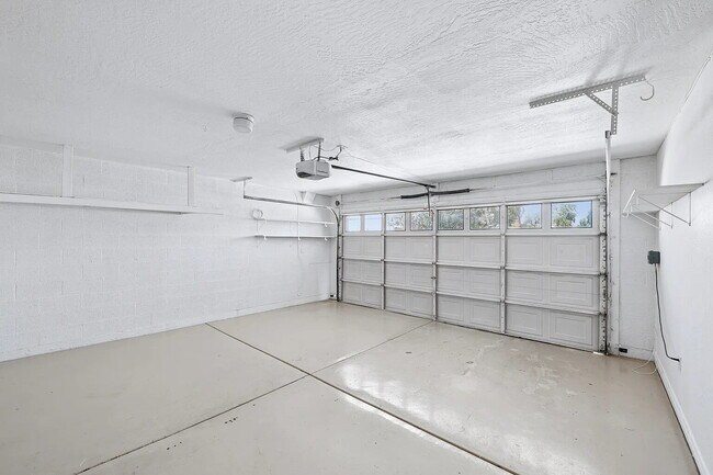 Building Photo - SPARKLING PRIVATE POOL, BEAUTIFUL HOME, UNBEATABLE LOCATION!