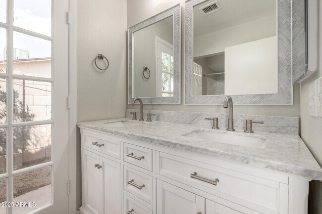 Building Photo - 4001 W Libby St