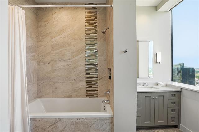 Building Photo - 500 Throckmorton St