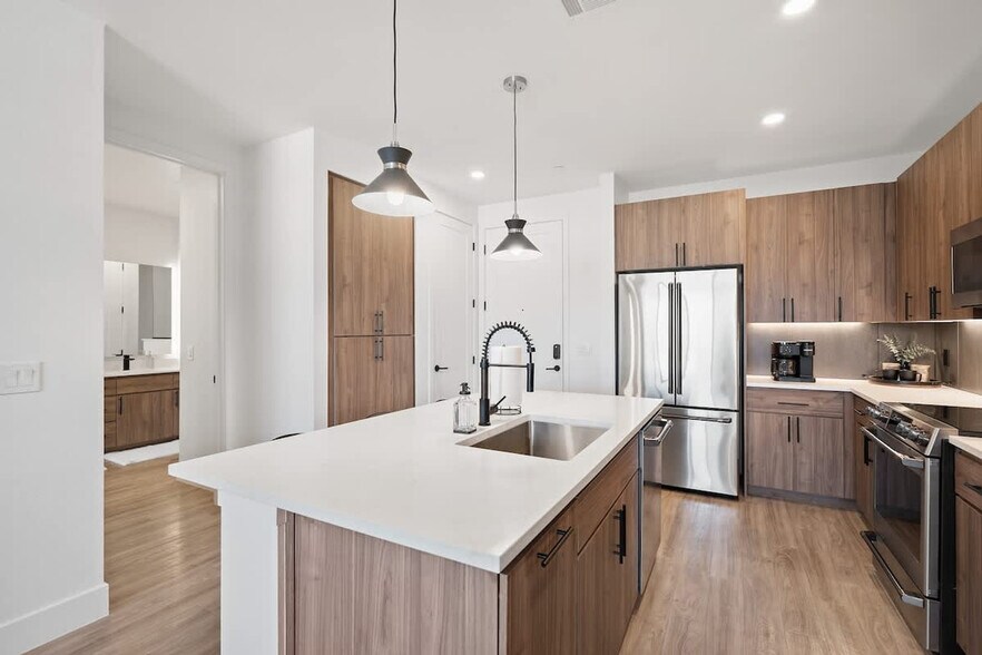 Building Photo - 15825 N 71st St