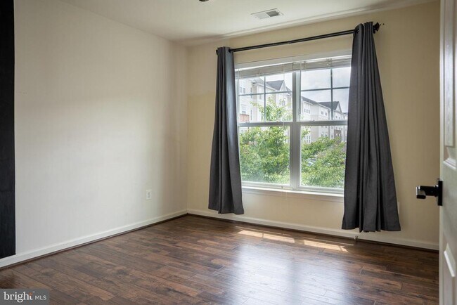 Building Photo - 42243 Canary Grass Square