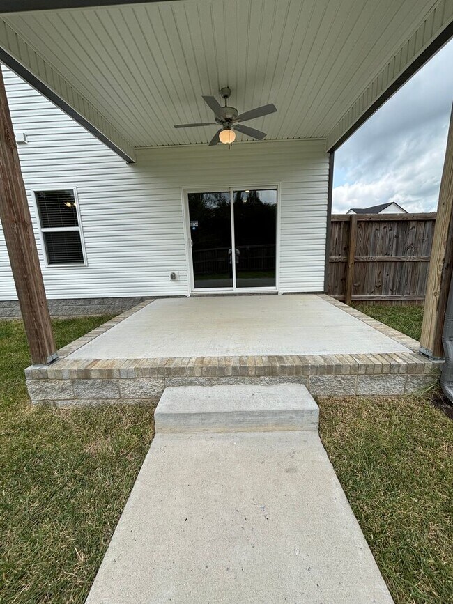 Building Photo - 4 Bedroom 2 1/2 Bath Pet Friendly Home For Rent Near Post!