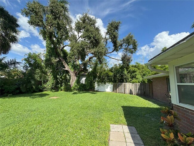 Building Photo - 2151 Datura St