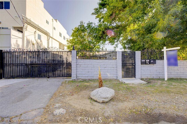 Building Photo - 14918 1/2-14912 Wyandotte St
