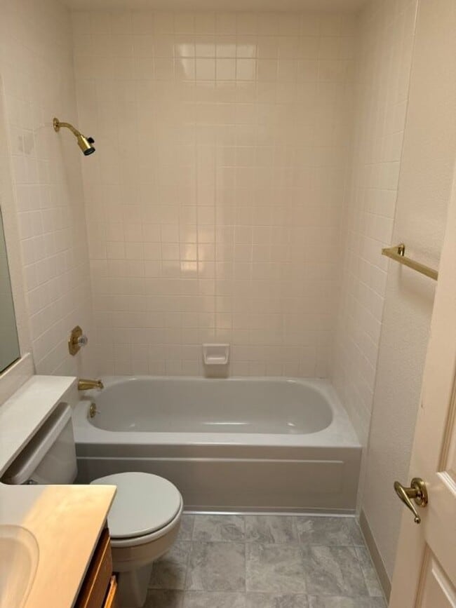 Building Photo - Modern 4 Bedroom 3 Car Garage Dixon *Star ...