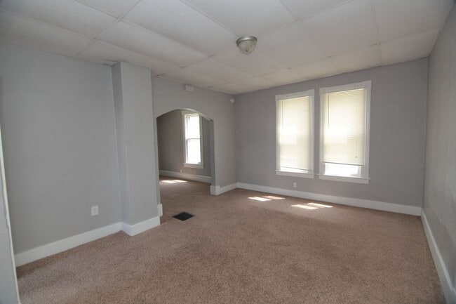 Building Photo - 2 bed 1 bath Moline house!