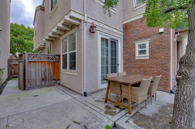 Building Photo - UPGRADED HOME WITH POPULAR FLOOR PLAN ELEG...