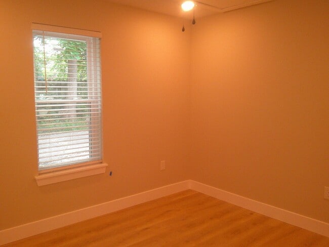 Building Photo - Fully Remodeled 2 Bed 1 Bath House