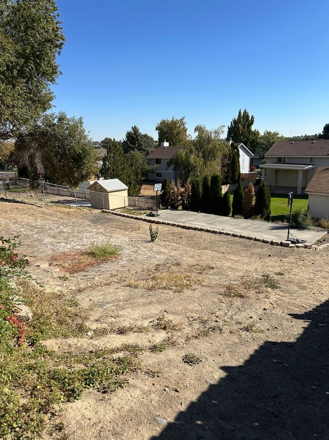 Building Photo - 5 Bedroom Home! Available now.