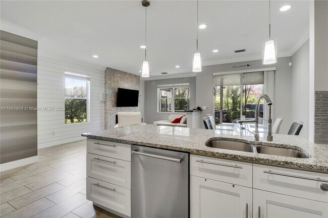 Building Photo - 6047 Seminole Gardens Cir