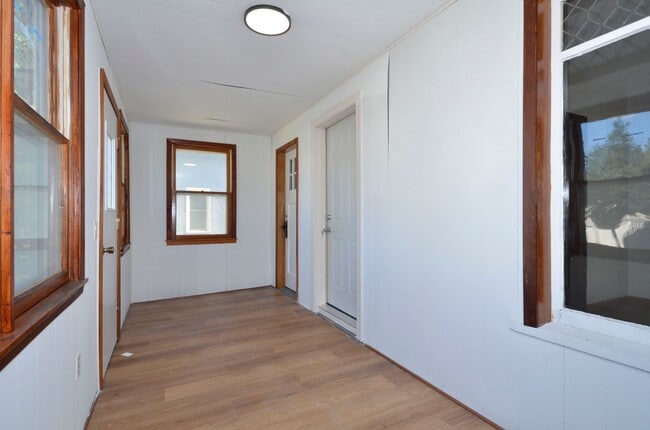 Building Photo - Beautiful Updated 5-Bed 2-Bath Home in NE Minneapolis!