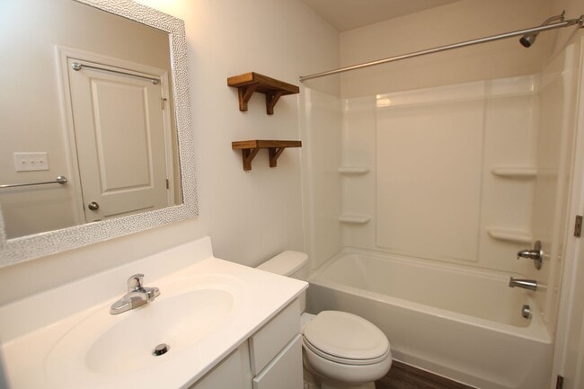 Building Photo - Easy living in this immaculate town home. ...
