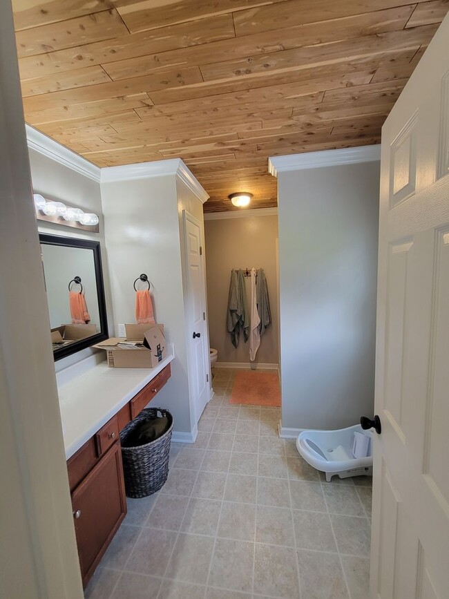 Building Photo - Gorgeous Home in Hubert!