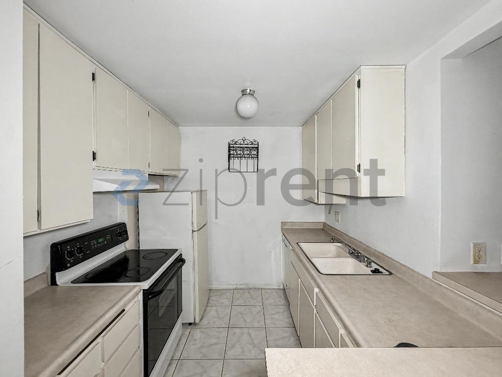 Building Photo - Unit H1030