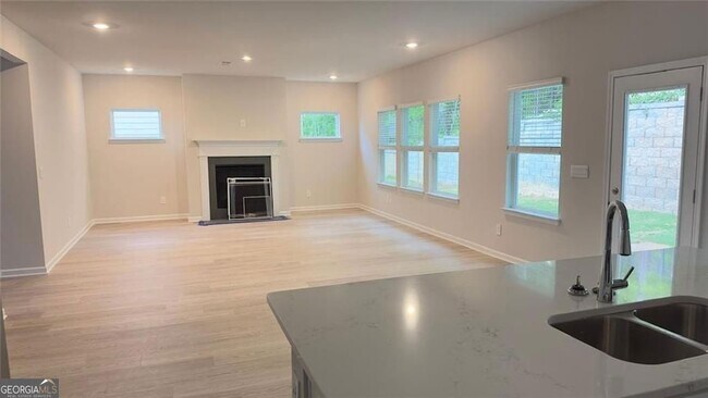 Building Photo - 327 Vly Oak Dr