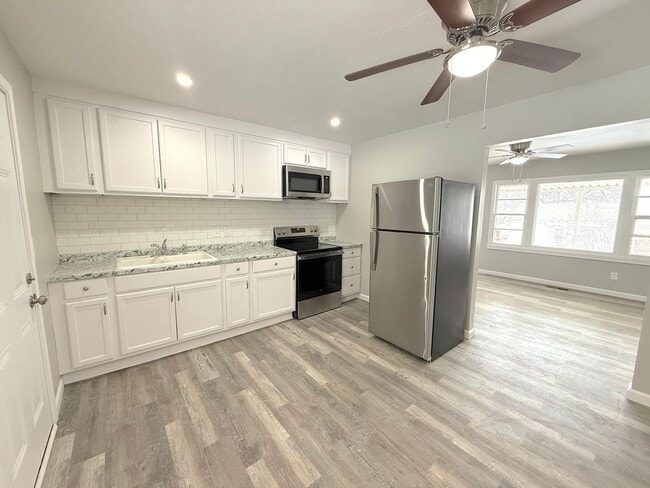 Building Photo - Cute Two Bedroom Home