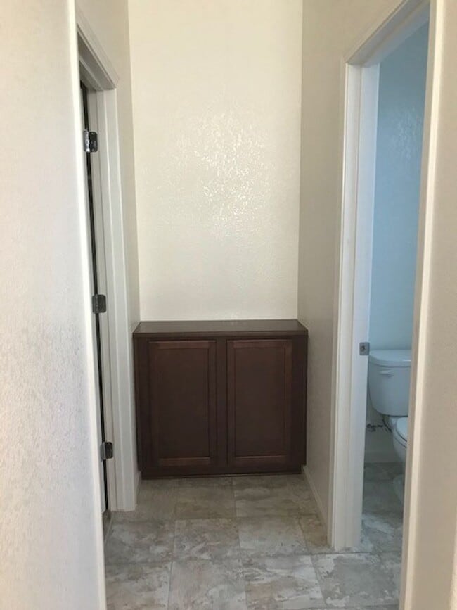 Building Photo - Two Story Home in Natomas, 3 bd/2.5ba, 2 c...