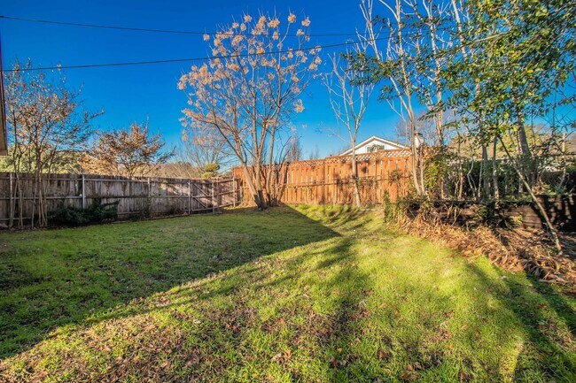 Building Photo - SOUTH HILLS Home on Large Corner Lot!!!!