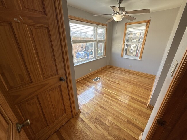 Building Photo - 5327 W Wolfram St