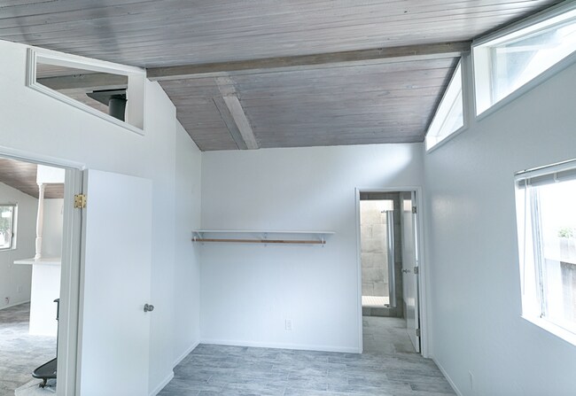 Building Photo - 1 Bedroom/1 Bathroom - Isla Vista