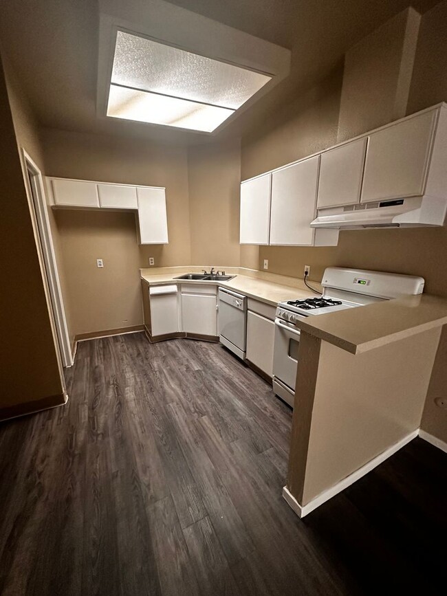 Building Photo - 2 bed 1.5 bath Apartment for rent