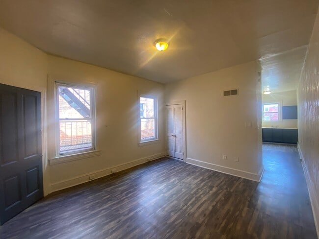 Building Photo - 402 E Market St