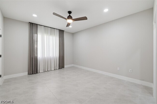 Building Photo - 5069 Penella Ave