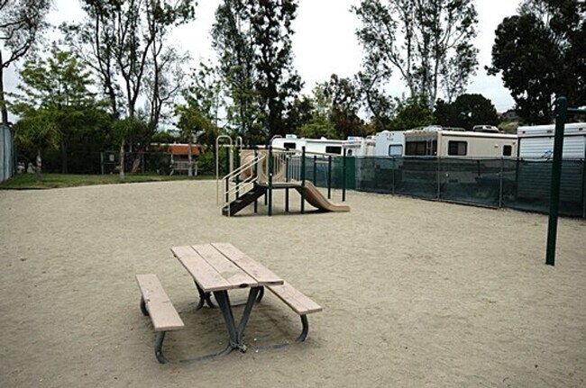 Building Photo - Spacious 3BR Condo with Pool View in Tangl...