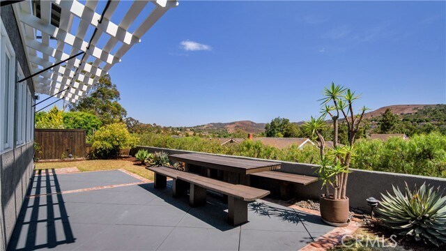 Building Photo - 10 Flintridge