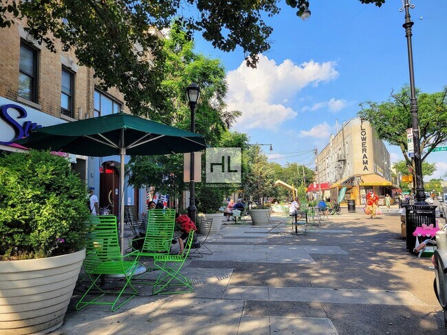 Building Photo - 70 AVENUE