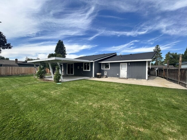 Building Photo - 3 Bedroom, 2 bath 1836 sqft House in Sunset Village