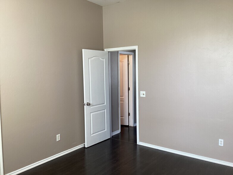 Building Photo - 600 SW 159th Terrace