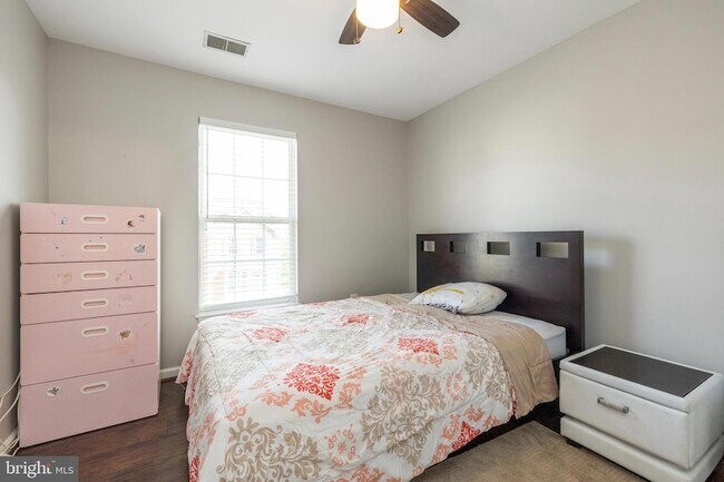 Building Photo - 4004 Meadow Trail Ln