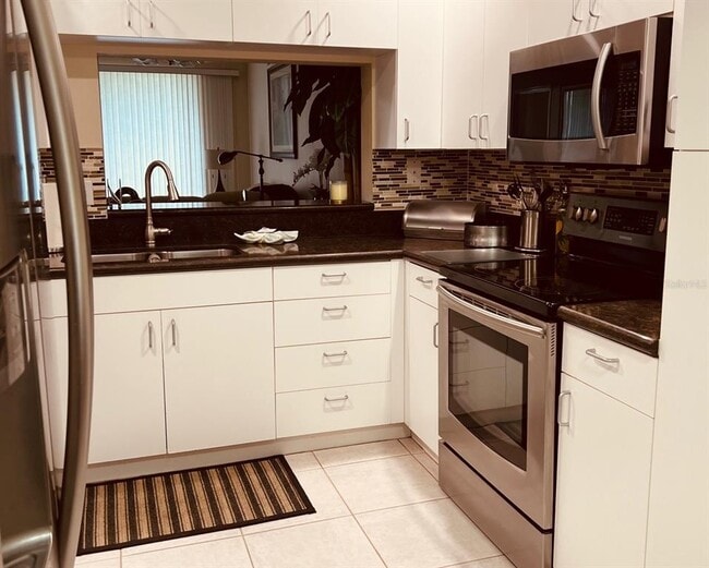 Building Photo - 9620 Club S Cir