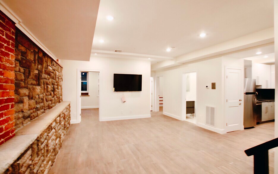 Building Photo - 1614 Beacon St