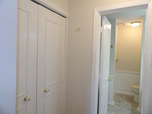Building Photo - 2 Bed | 2 Bath Third Floor Condo