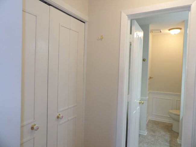 Building Photo - 6095 Courtly Alcove